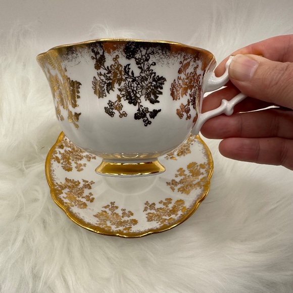 Royal Albert English Bone China tea cup & saucer. White china with gold flowers - Picture 5 of 9